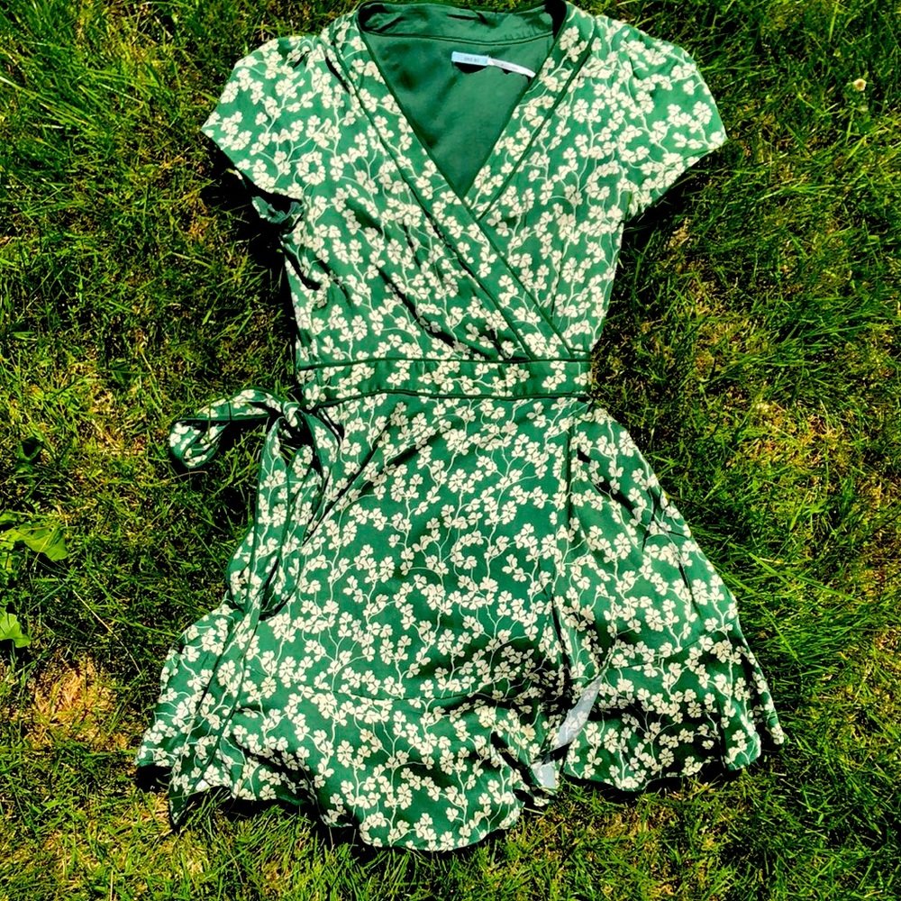 Green spring floral wrap dress size MEDIUM
